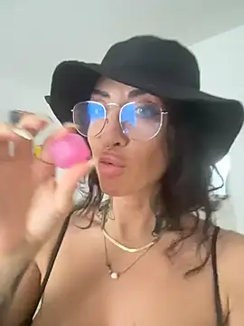 nikkaanderic online show from May 2026 04:13:01 PM