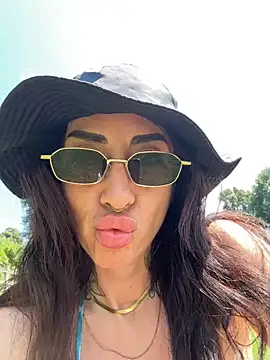 nikkaanderic online show from May 2026 01:17:01 PM