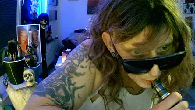 Snapshot of hellgirl1980 chatting on November 2025 10:46:02 PM hellgirl1980 online show from November 2025 10:46:02 PM