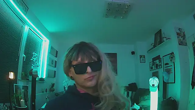 Snapshot of hellgirl1980 chatting on October 2025 08:08:02 PM hellgirl1980 online show from October 2025 08:08:02 PM