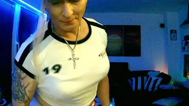 Snapshot of hellgirl1980 chatting on November 2025 09:09:02 PM hellgirl1980 online show from November 2025 09:09:02 PM