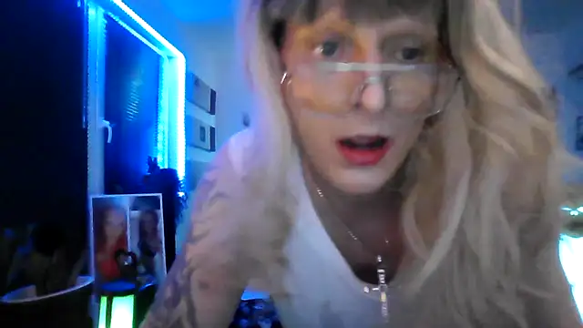 Snapshot of hellgirl1980 chatting on October 2025 12:18:02 AM hellgirl1980 online show from October 2025 12:18:02 AM