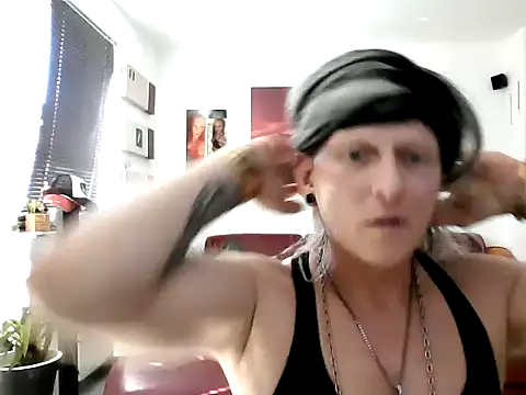 Snapshot of hellgirl1980 chatting on September 2025 02:27:01 PM hellgirl1980 online show from September 2025 02:27:01 PM