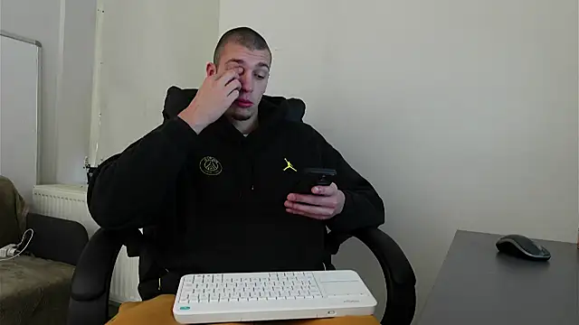 Snapshot of Ryan_Dozer chatting on November 2025 07:01:02 AM Ryan Dozer online show from November 2025 07:01:02 AM