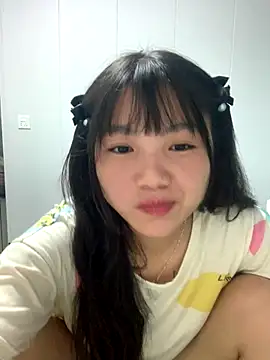 Emlyly-18 online show from October 2025 02:58:01 PM