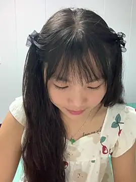 Emlyly-18 online show from October 2025 01:30:01 PM