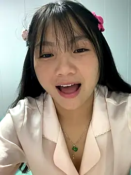 Emlyly-18 online show from October 2025 02:41:01 PM