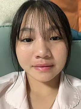 Emlyly-18 online show from October 2025 04:07:02 PM