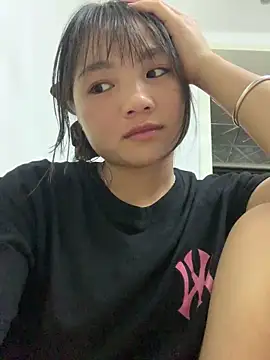 Emlyly-18 online show from September 2025 02:43:02 PM