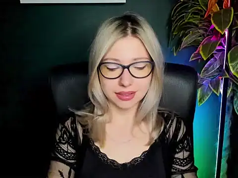 Snapshot of loveHeidi chatting on September 2025 04:30:02 AM loveHeidi online show from September 2025 04:30:02 AM