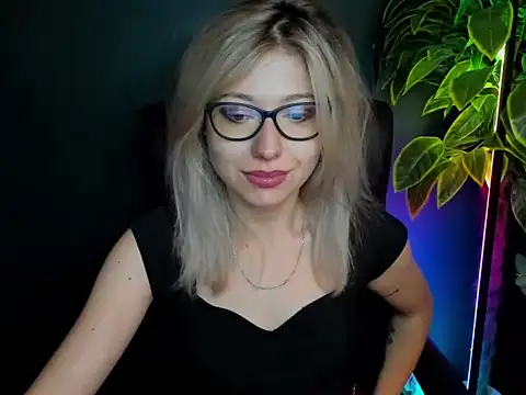 Snapshot of loveHeidi chatting on October 2025 04:24:02 AM loveHeidi online show from October 2025 04:24:02 AM