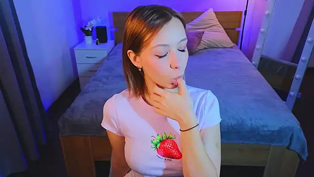 Snapshot of LumMina chatting on December 2025 01:10:02 PM LumMina online show from December 2025 01:10:02 PM