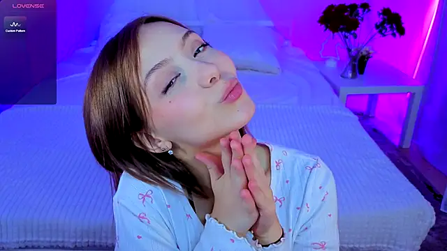 Snapshot of LumMina chatting on November 2025 11:16:02 AM LumMina online show from November 2025 11:16:02 AM