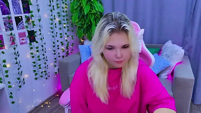 Snapshot of EmillyRogers chatting on September 2025 05:45:02 AM EmillyRogers online show from September 2025 05:45:02 AM