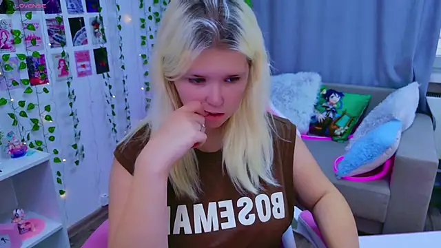 Snapshot of EmillyRogers chatting on September 2025 05:32:02 AM EmillyRogers online show from September 2025 05:32:02 AM
