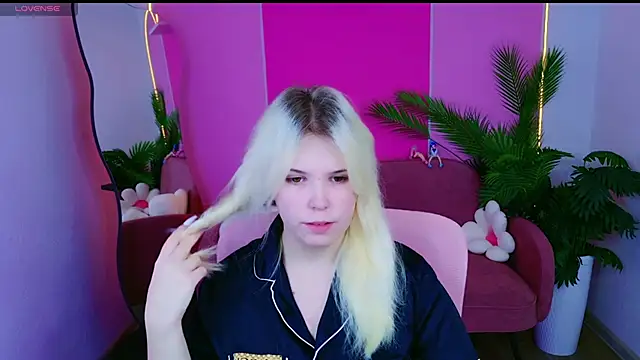 Snapshot of EmillyRogers chatting on October 2025 05:21:01 AM EmillyRogers online show from October 2025 05:21:01 AM