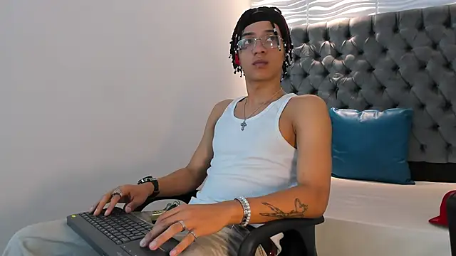 Snapshot of MARSHALL_SPENCER chatting on December 2025 01:12:02 PM MARSHALL SPENCER online show from December 2025 01:12:02 PM