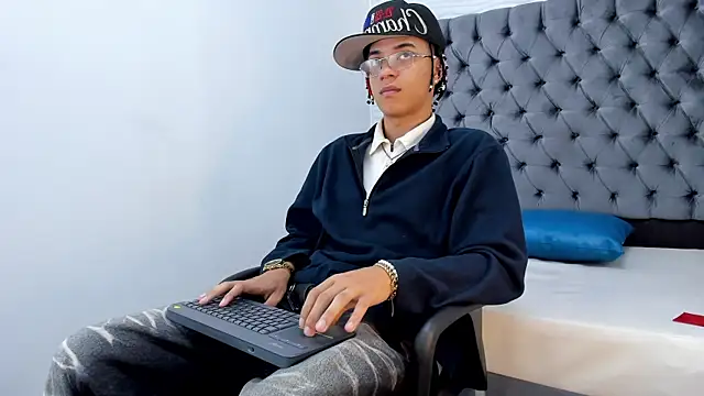 Snapshot of MARSHALL_SPENCER chatting on December 2025 01:21:01 PM MARSHALL SPENCER online show from December 2025 01:21:01 PM