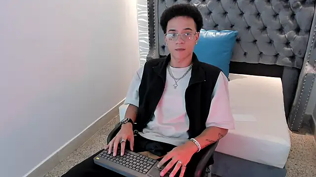 Snapshot of MARSHALL_SPENCER chatting on November 2025 01:11:01 PM MARSHALL SPENCER online show from November 2025 01:11:01 PM