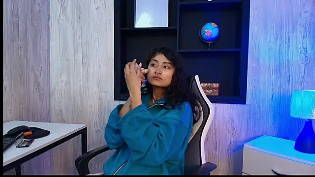 Snapshot of LilyRouset chatting on October 2025 01:22:02 PM LilyRouset online show from October 2025 01:22:02 PM