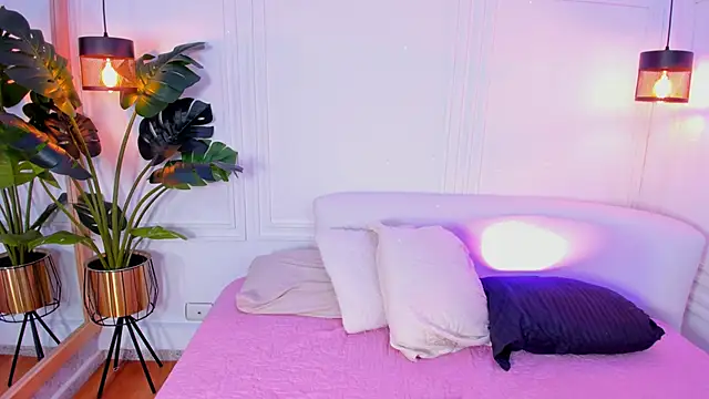 Dafne Hillss online show from October 2025 12:25:02 PM