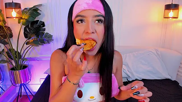 Dafne Hillss online show from October 2025 12:48:01 PM