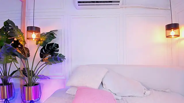 Dafne Hillss online show from October 2025 12:28:01 PM