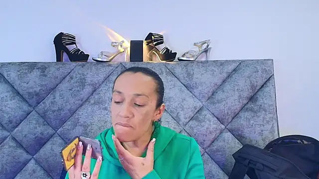 Shantey Laurent online show from November 2025 12:26:01 PM