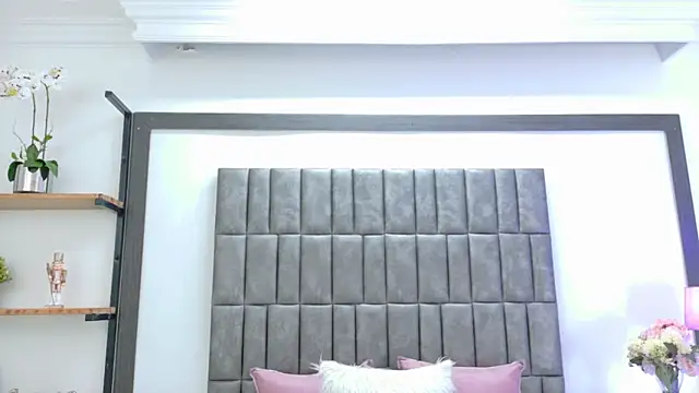 Skyler Fox  online show from June 2026 08:47:01 PM