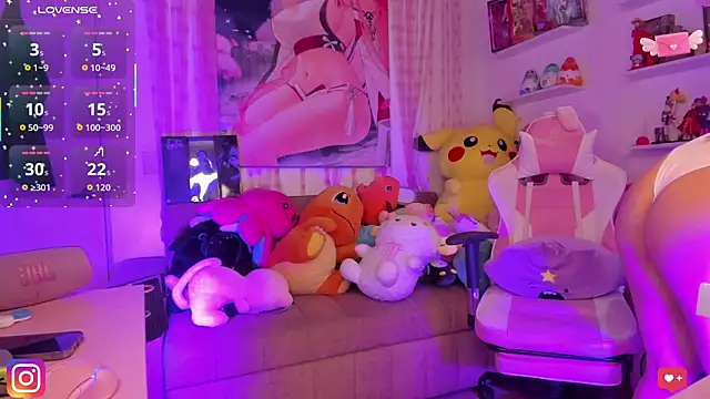 Issa Moon  online show from October 2025 12:00:02 AM