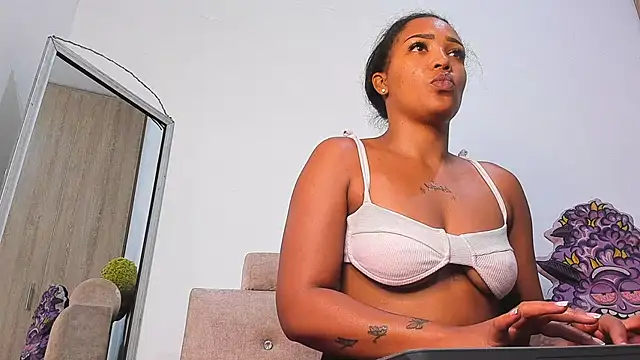 Snapshot of GiuliaCash chatting on September 2025 11:39:02 AM GiuliaCash online show from September 2025 11:39:02 AM