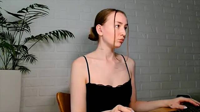 Snapshot of WhitePrincessLuna chatting on June 2026 02:22:01 PM WhitePrincessLuna online show from June 2026 02:22:01 PM