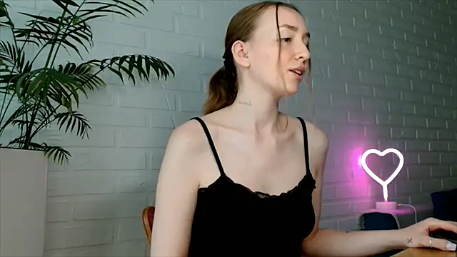 Snapshot of WhitePrincessLuna chatting on July 2026 01:06:02 PM WhitePrincessLuna online show from July 2026 01:06:02 PM