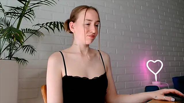 Snapshot of WhitePrincessLuna chatting on July 2026 12:34:01 PM WhitePrincessLuna online show from July 2026 12:34:01 PM