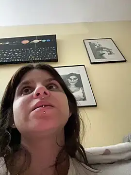 Brutecia2002 online show from April 2026 06:49:02 PM