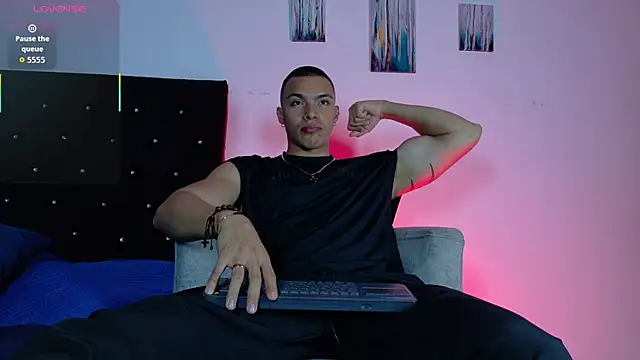 adriel escalante online show from April 2026 02:26:01 AM