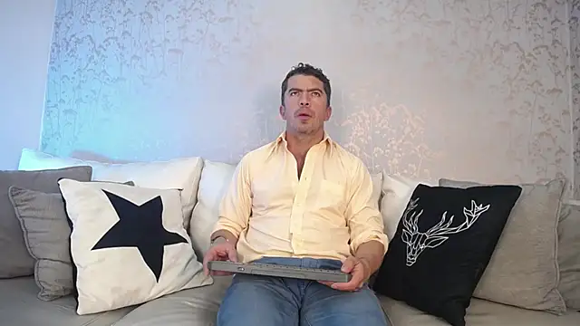 JuanKarloz  online show from October 2025 01:34:02 PM