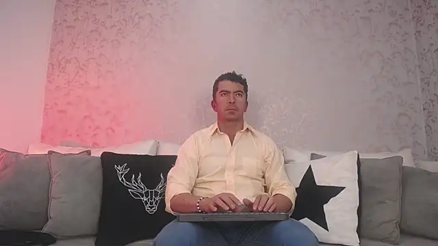 JuanKarloz  online show from October 2025 01:37:02 PM