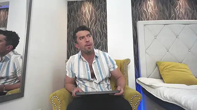 JuanKarloz  online show from September 2025 01:39:02 PM