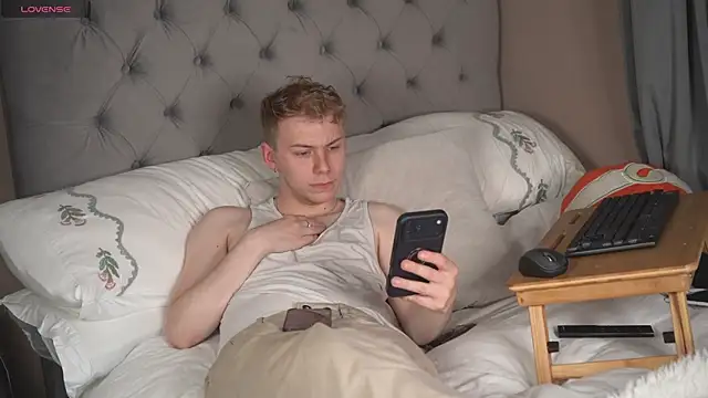 scottishtwink01 online show from June 2026 10:48:02 PM