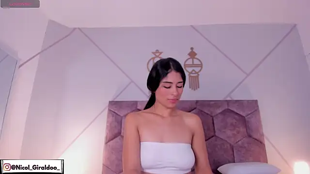 nicol giraldoo online show from April 2026 04:46:01 AM