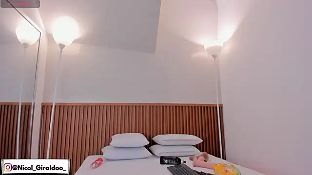 nicol giraldoo online show from February 2026 06:19:02 AM