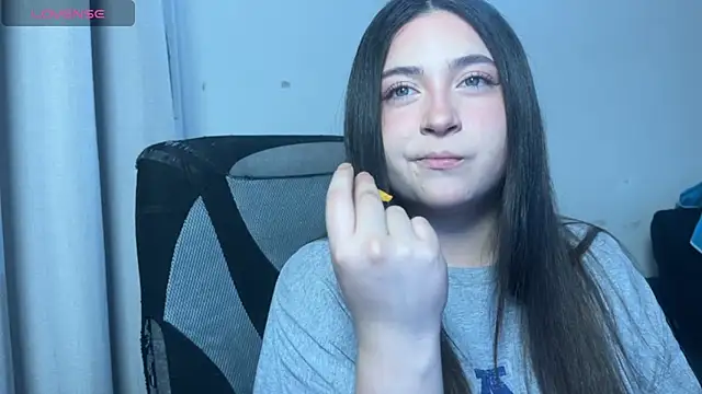 valentinauwu online show from November 2025 12:33:01 AM