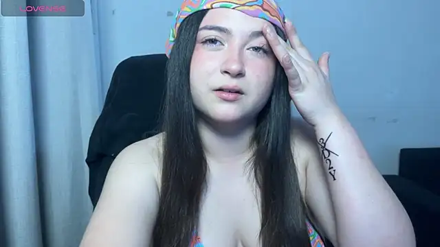 valentinauwu online show from November 2025 12:20:01 AM