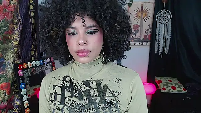 Snapshot of Raven_luv chatting on October 2025 10:13:02 PM Raven luv online show from October 2025 10:13:02 PM