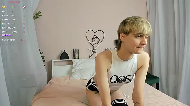 Snapshot of Astrellia chatting on October 2025 10:56:01 AM Astrellia online show from October 2025 10:56:01 AM