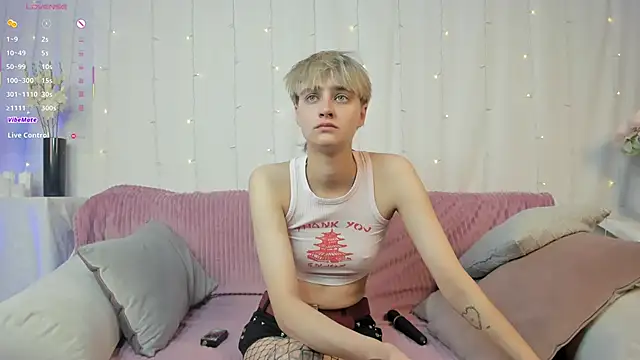 Snapshot of Astrellia chatting on October 2025 07:15:02 PM Astrellia online show from October 2025 07:15:02 PM