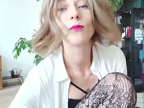 Snapshot of MadMadelin chatting on October 2025 12:39:02 PM MadMadelin online show from October 2025 12:39:02 PM