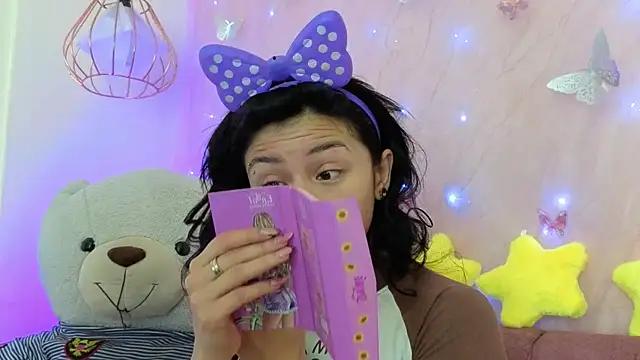 Snapshot of april_bennett chatting on November 2025 01:00:02 PM april bennett online show from November 2025 01:00:02 PM