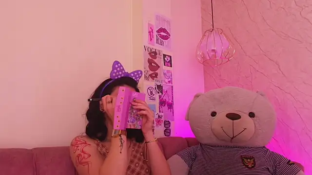 Snapshot of april_bennett chatting on November 2025 12:15:02 PM april bennett online show from November 2025 12:15:02 PM